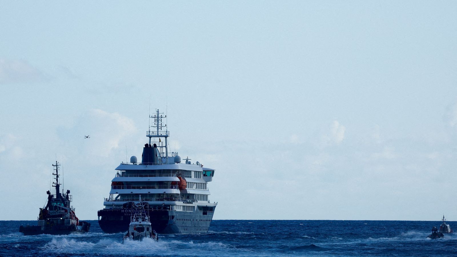 El creuer MV Hondius, afectat per un brot d’hantavirus, prop del port de Granadilla, a Tenerife.