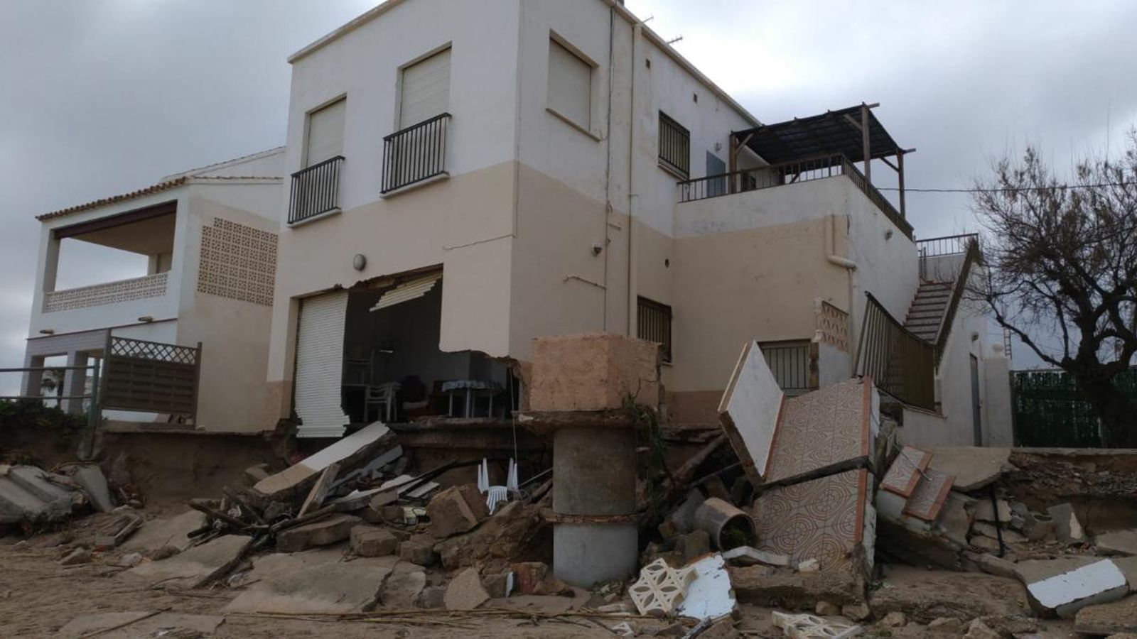 Una de les vivendes que hi ha vora mar a la platja de les Deveses, a Dénia