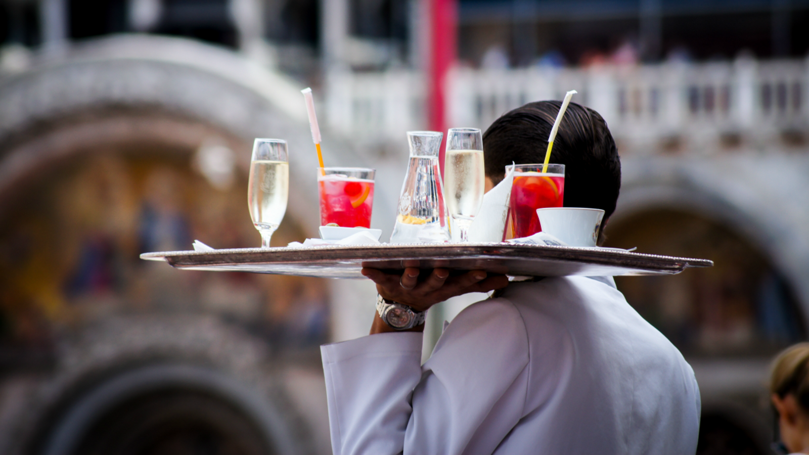 Un cambrer treballant