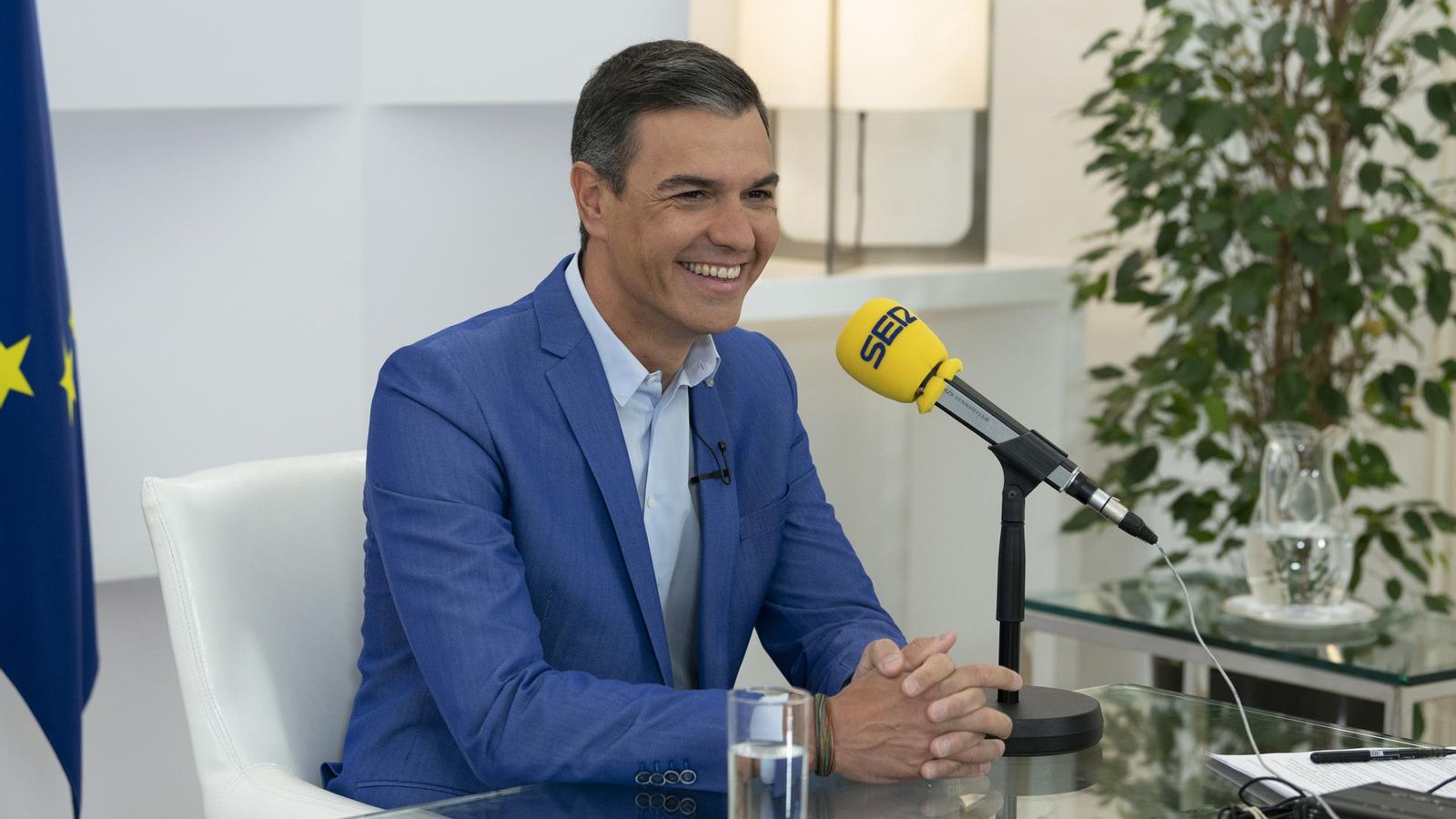 El cap del govern, Pedro Sánchez, durant l'entrevista a la Cadena SER
