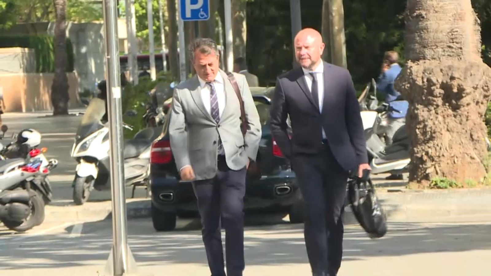 El president de la Diputació de València (dreta) arriba al jutjat acompanyat del seu advocat