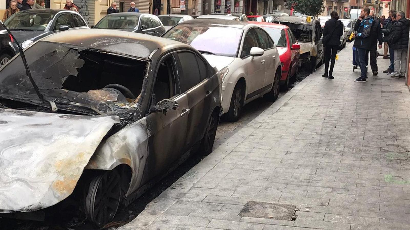 Els bombers de València han informat que l'incendi va ser intencionat