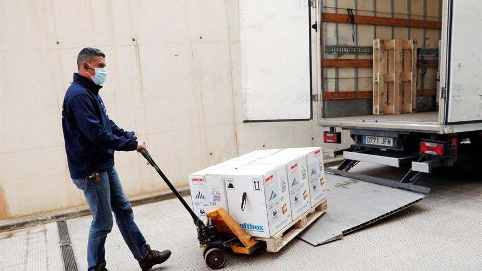 Un operari transporta part de la remesa de dosis de Pfizer arribades a València