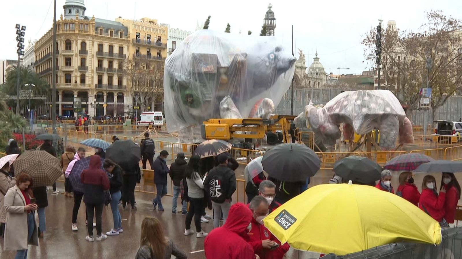 La falla de la plaça de l'Ajuntament, resguardada de la pluja