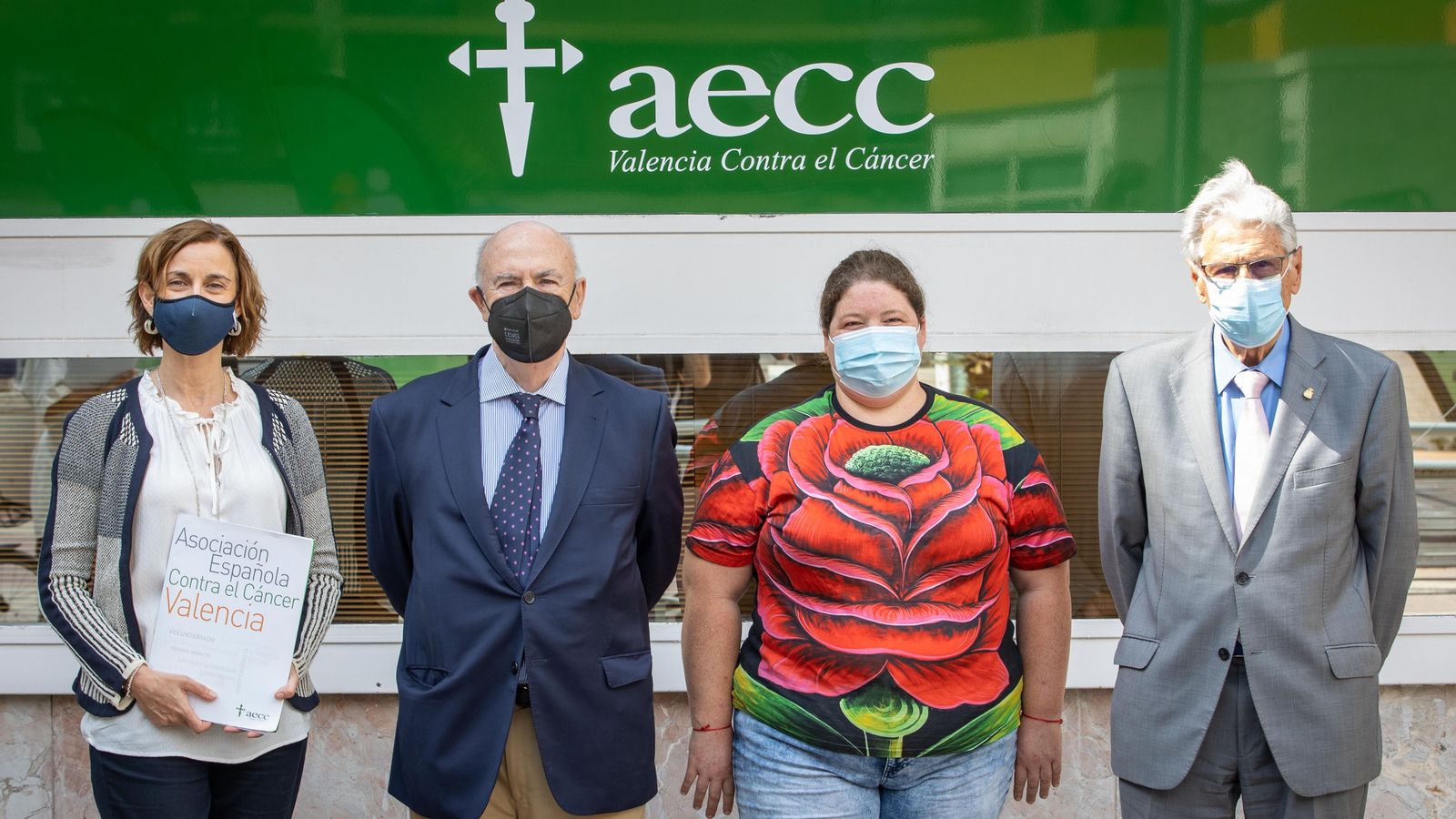 Helena Alloza, gerent d'Aecc València; Tomás Trénor, president; Marisa Román, beneficiària l'associació; i Antonio Llombart, vicepresident