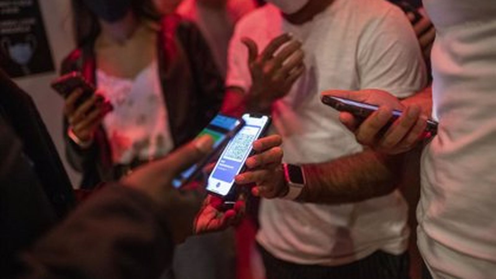 Control del certificat covid-19 en un local d'oci nocturn