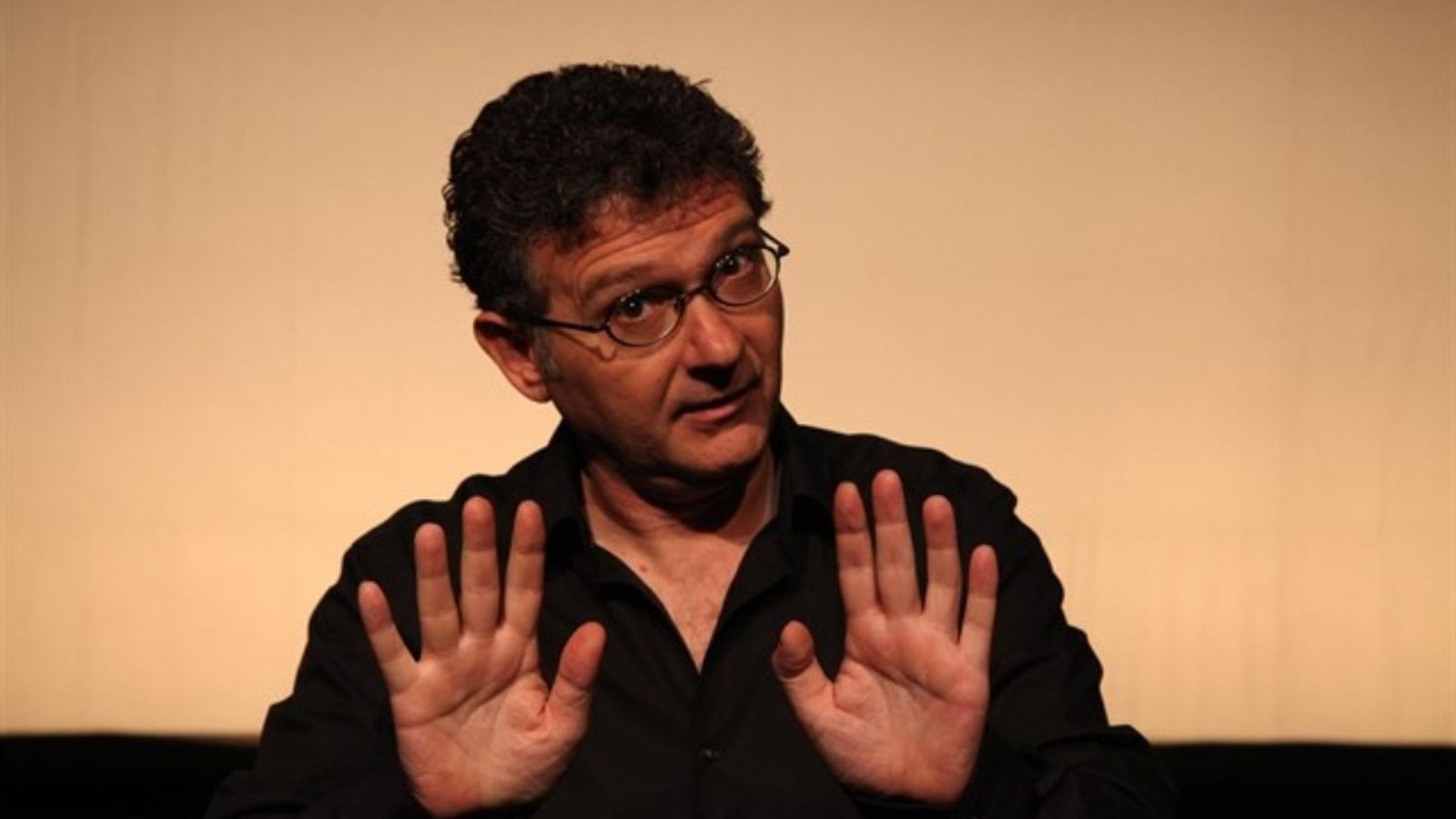 Carles Alberola durant una presentació al Teatre Flumen