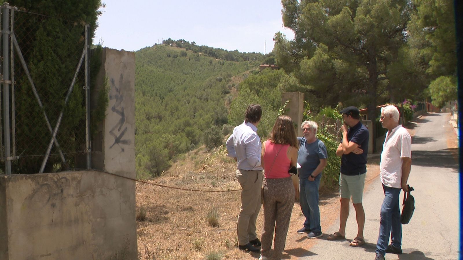 Veïnat explica a un equip d'À Punt Notícies la situació de la urbanització