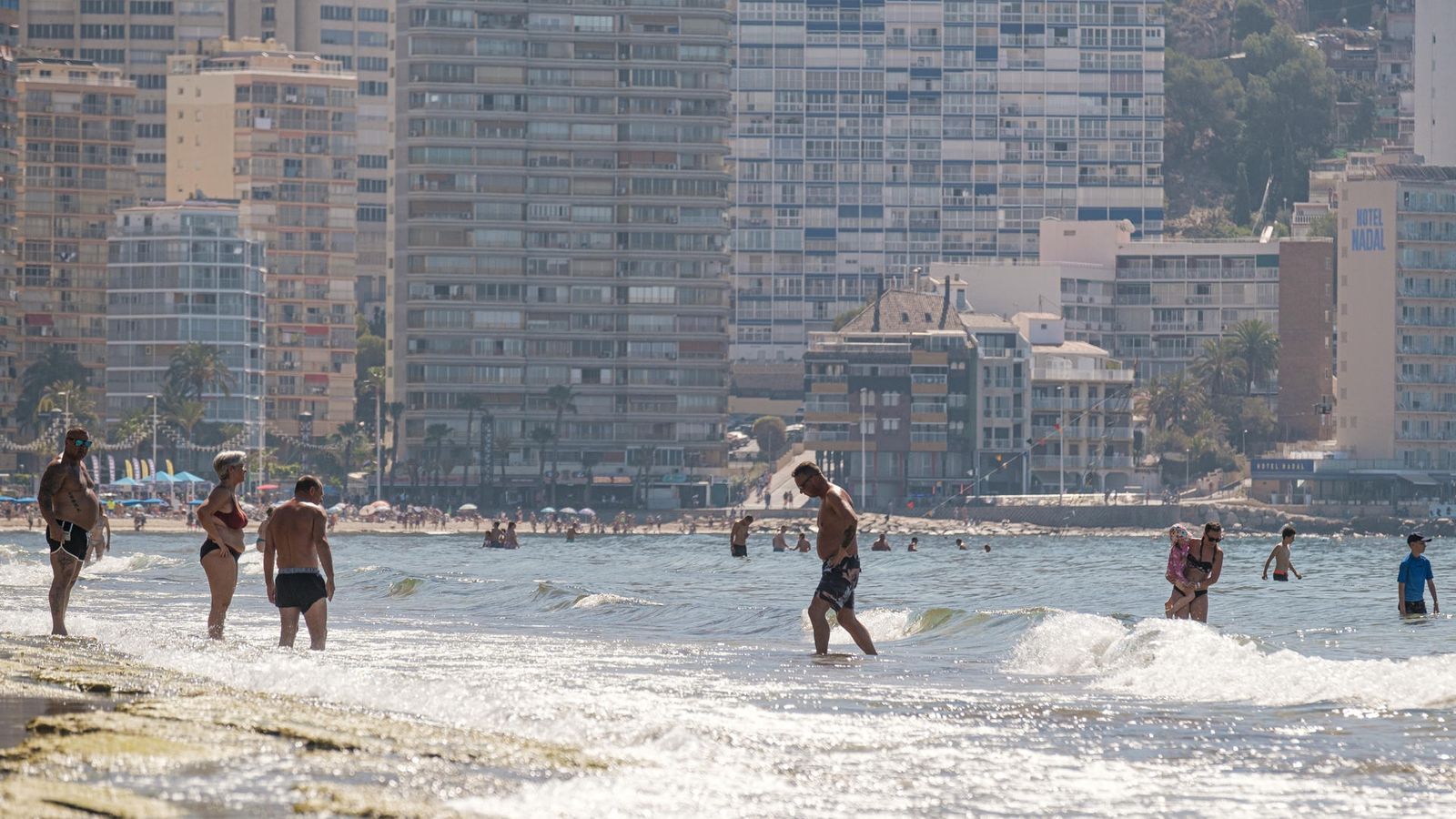Diversos banyistes a la platja de Llevant de Benidorm este cap de setmana
