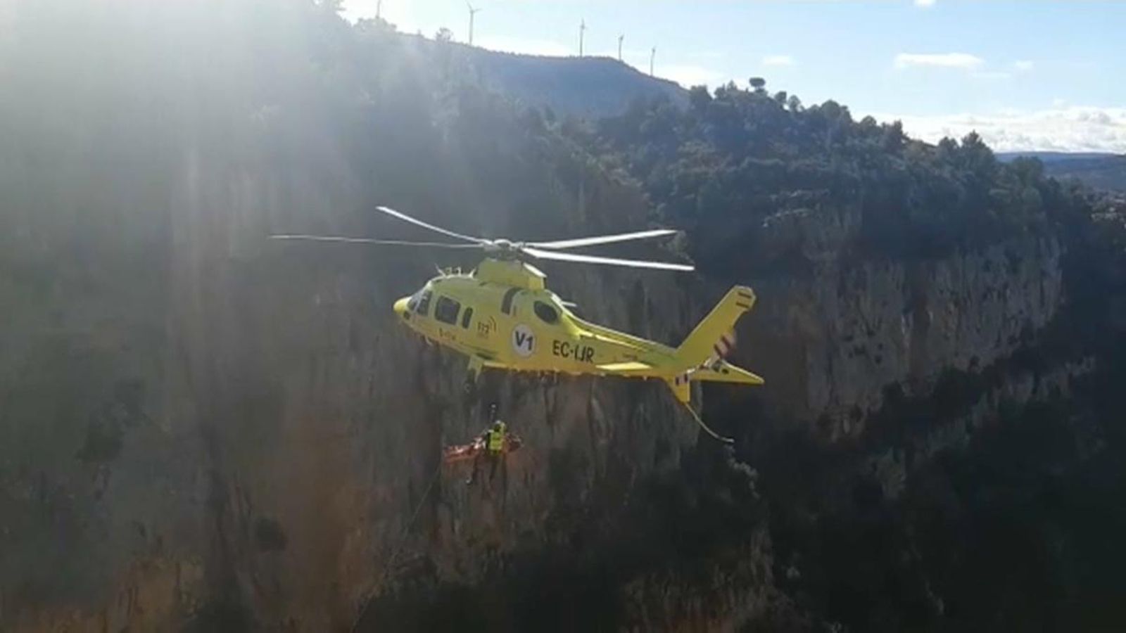 Un dels helicòpters que ha assistit el rescat de l'home accidentat