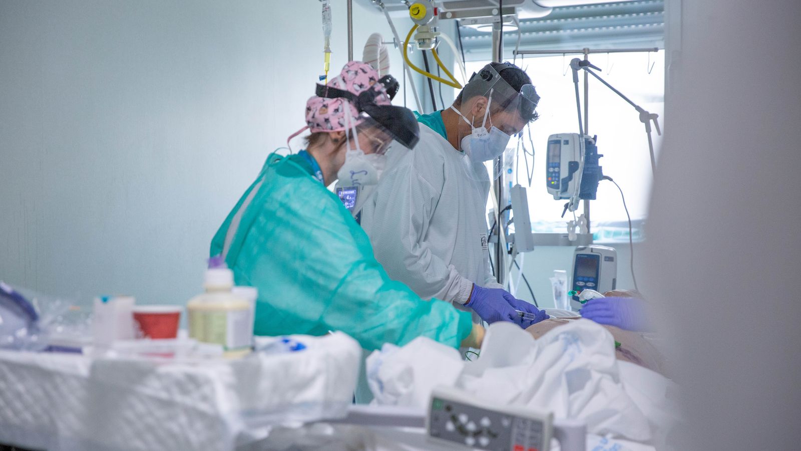 Personal sanitari atén una persona ingressada a l'UCI en una imatge d'arxiu