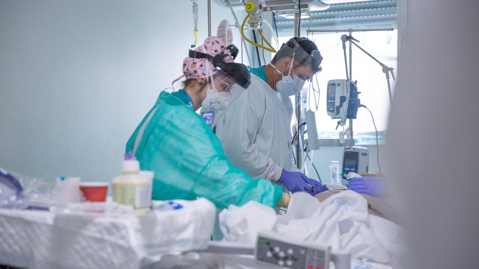 Personal sanitari atén una persona ingressada a l'UCI en una imatge d'arxiu