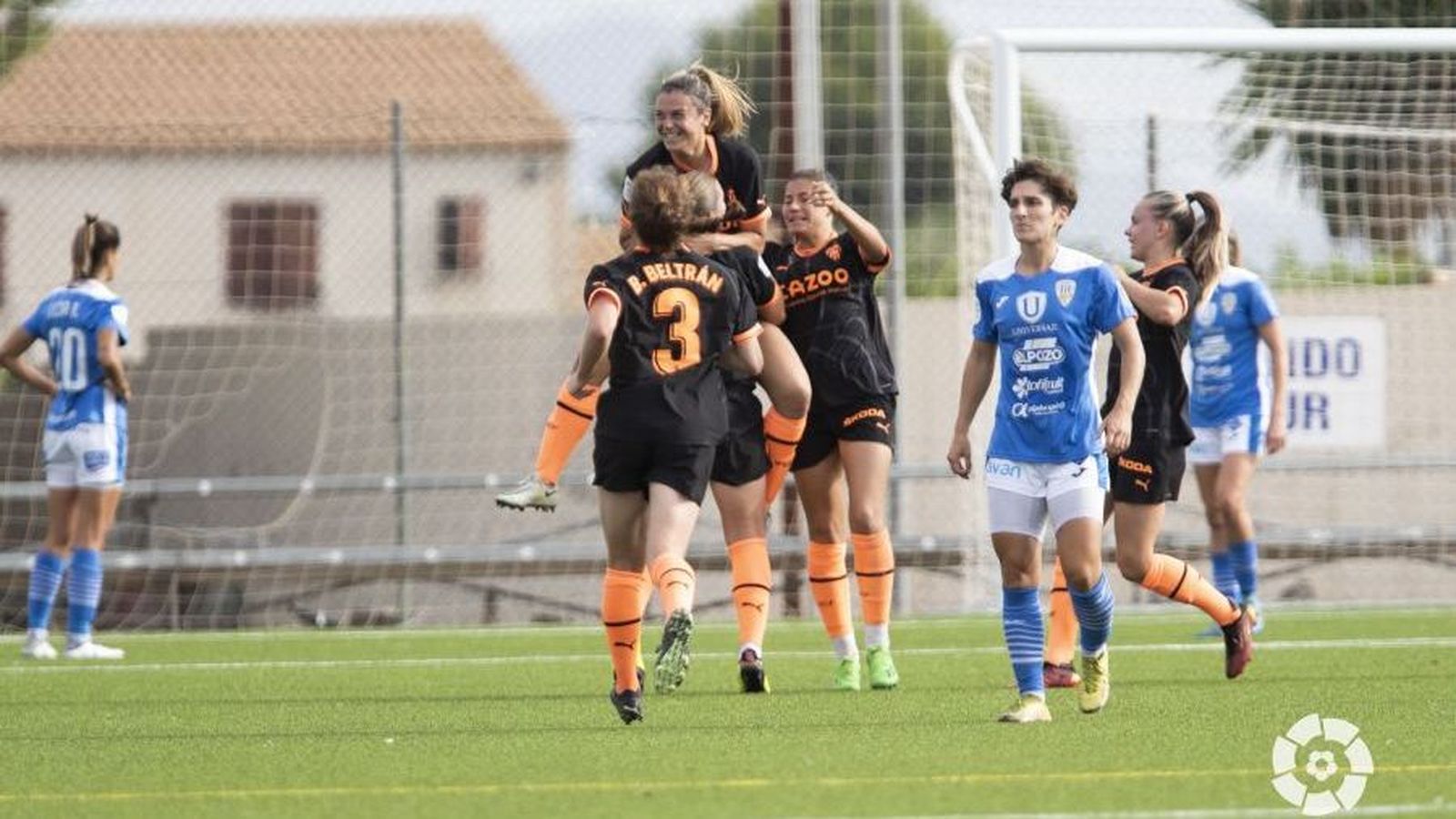 Les jugadores del València celebren el gol