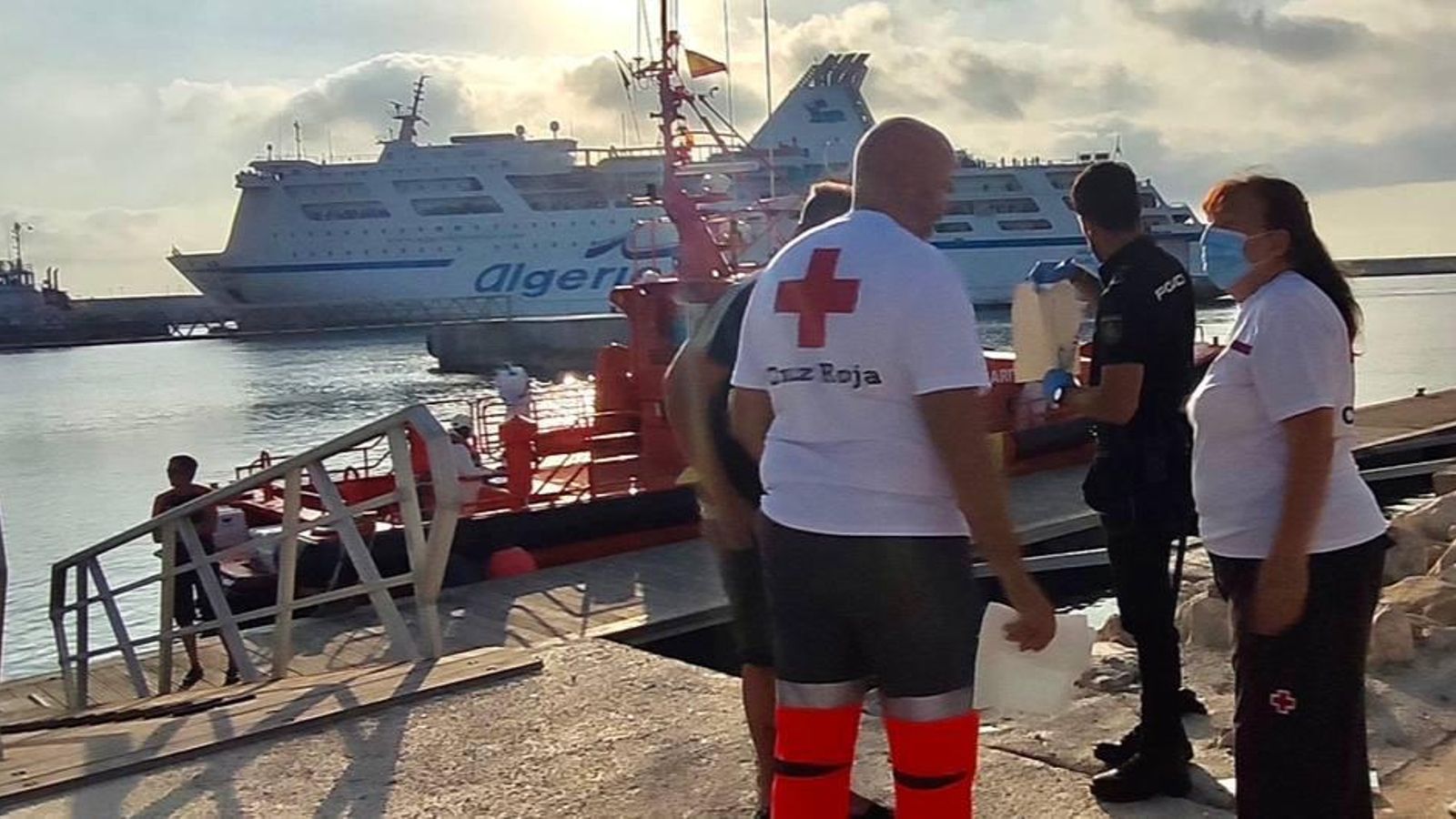 Equips mèdics atenen a les persones migrants en el port d'Alacant