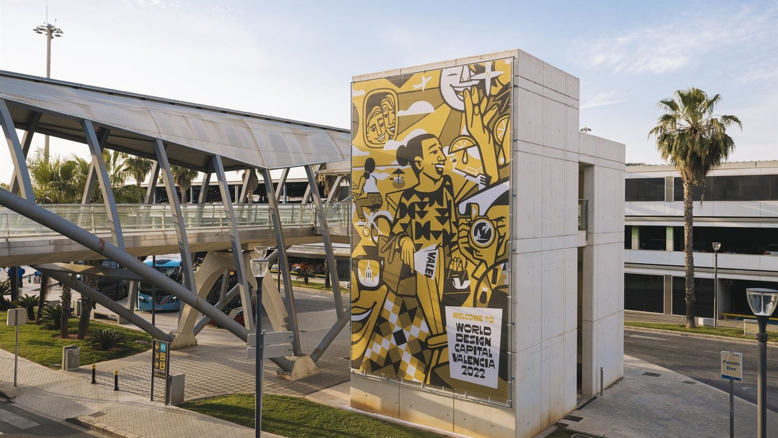 L'Aeroport de València llueix una lona gegant dissenyada per l'il·lustrador Lawerta que serveix per a donar la benvinguda als visitants de la Capital Mundial del Disseny 2022