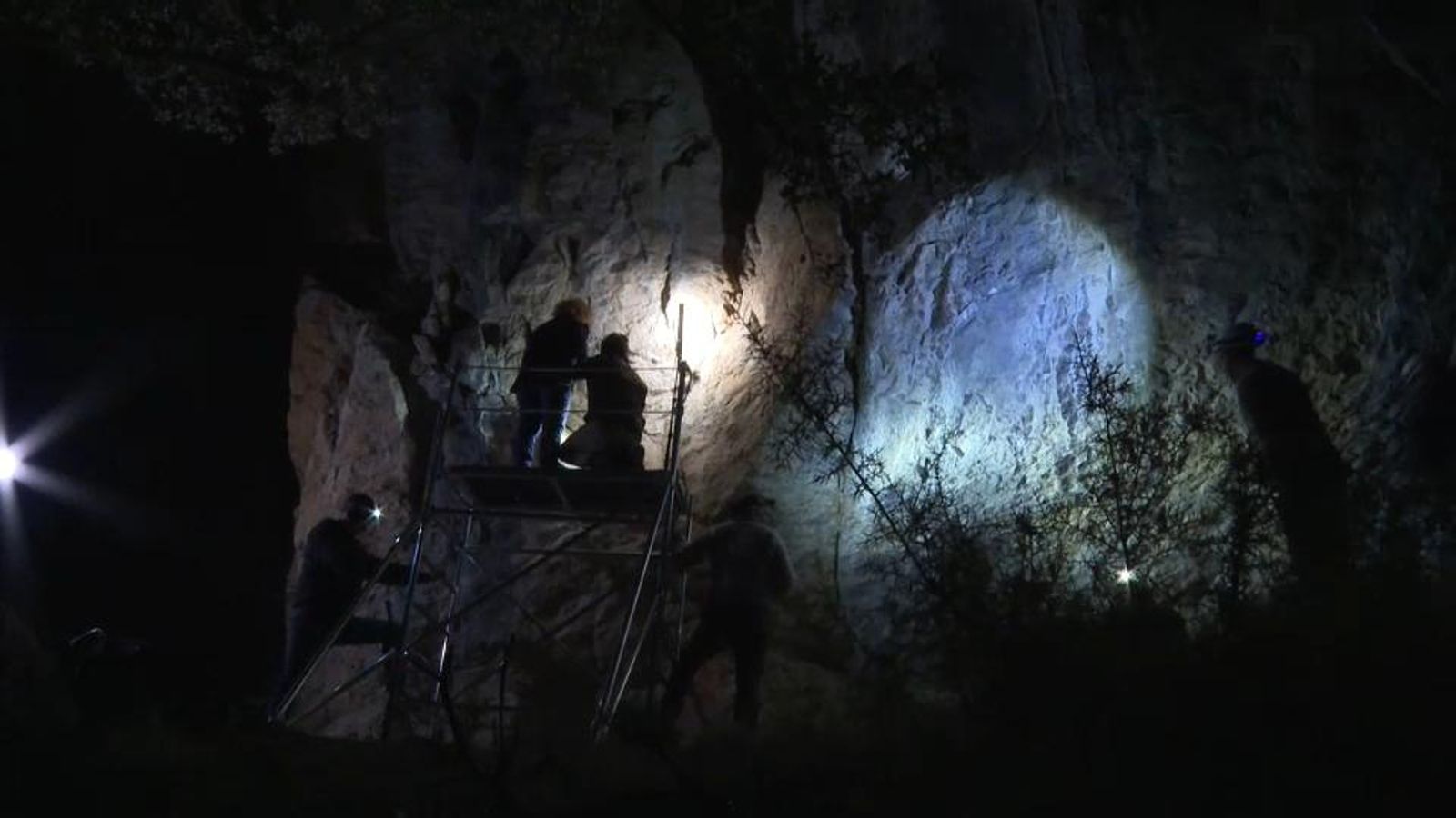 Un equip de 'La via verda' acompanya els investigadors durant una nit de faena