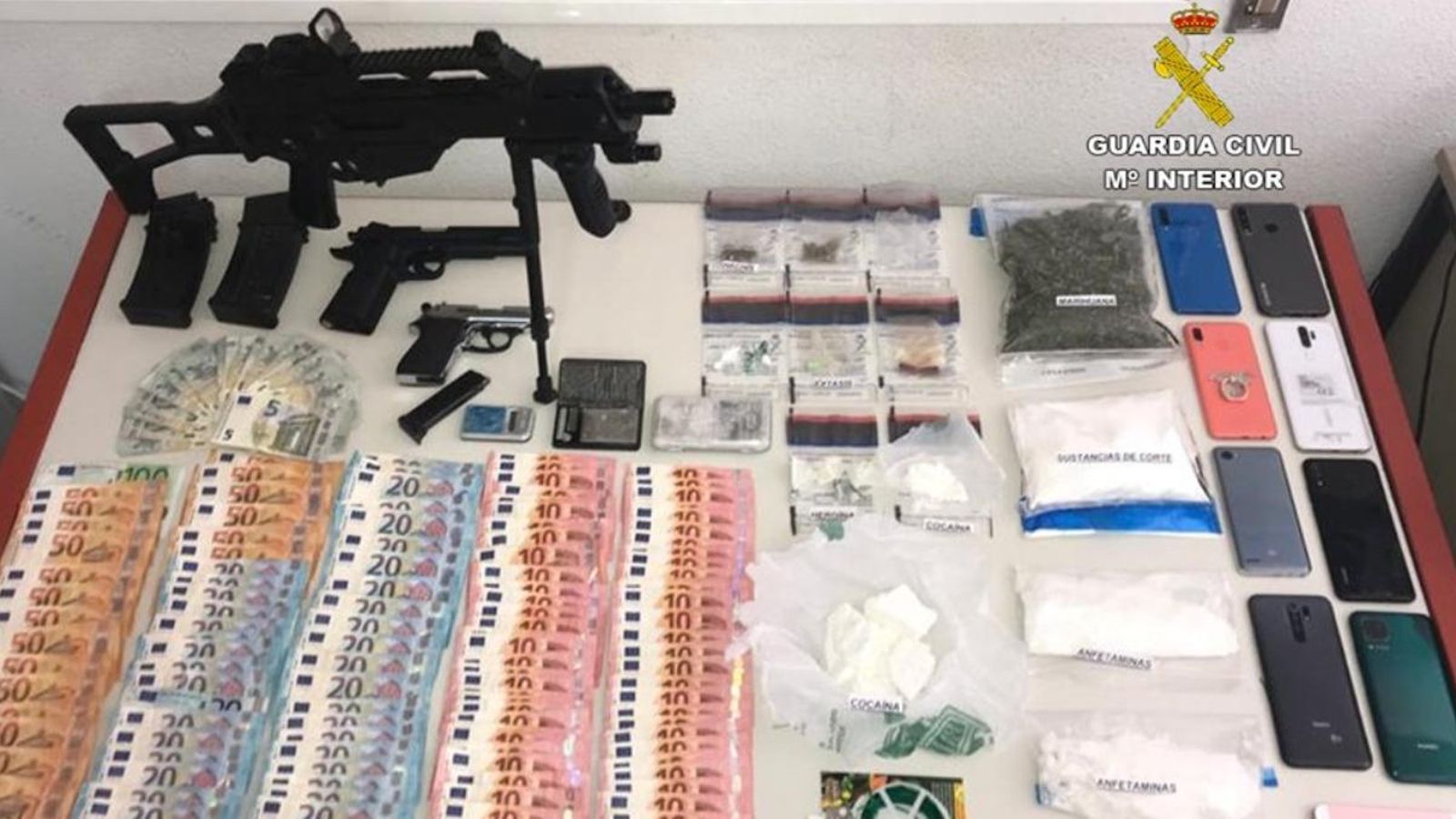 En els escorcolls, els agents han intervingut cocaïna, amfetamina, marihuana, vehicles, armes i 2.500 euros En els escorcolls, els agents han intervingut cocaïna, amfetamina, marihuana, vehicles, armes i 2.500 euros