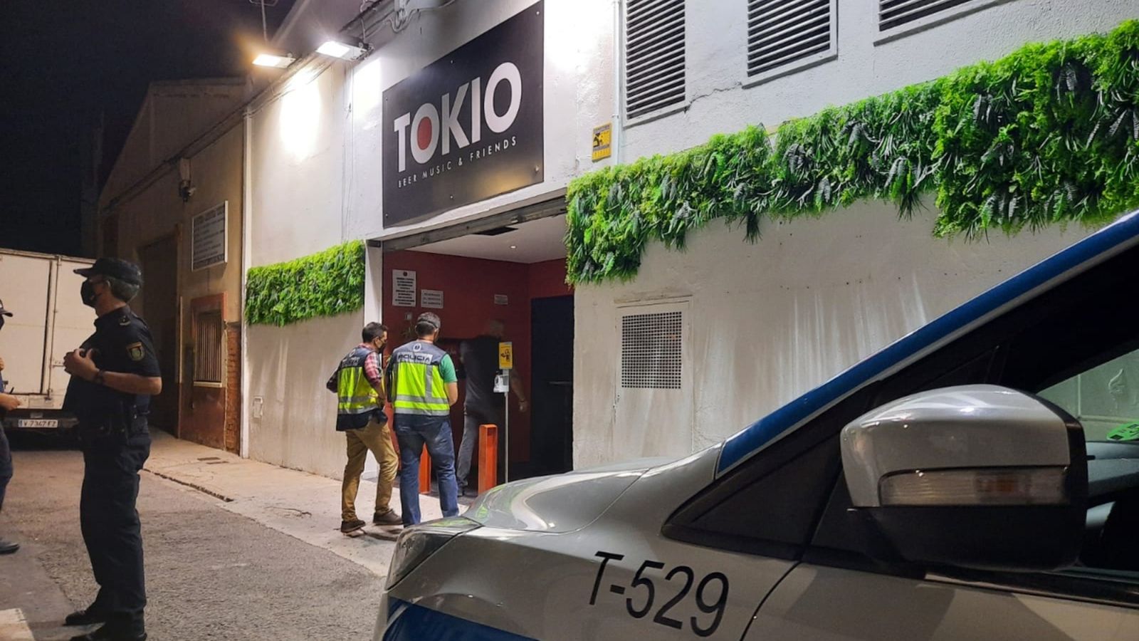 Control a un local d'oci nocturn