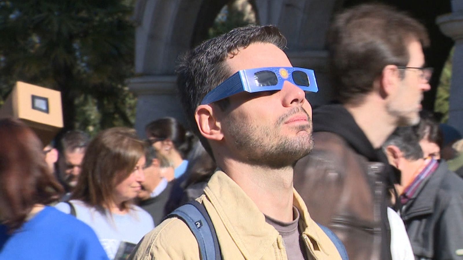 Vore l'eclipsi de manera segura