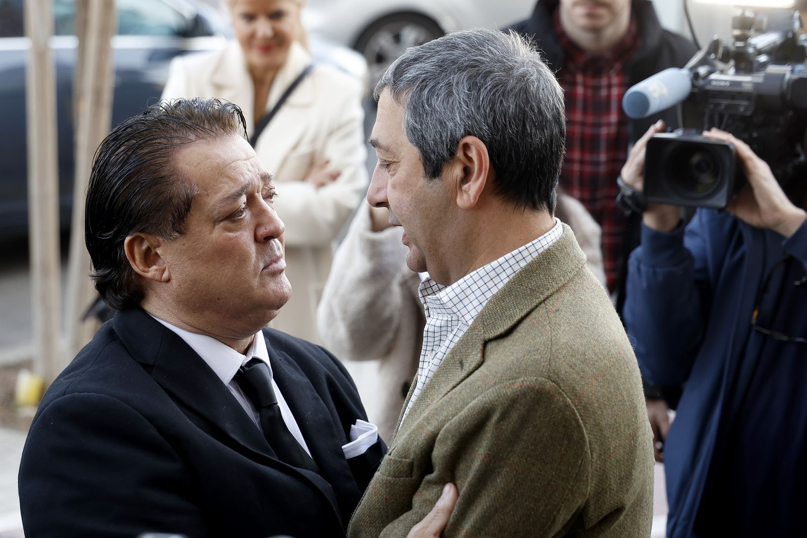 El torer El Soro i el vicepresident del Consell i extorero Vicente Barrera conversen a les portes del tanatori