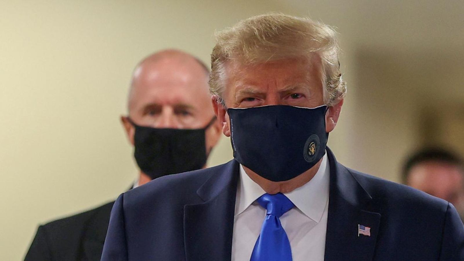 Donald Trump, amb mascareta, en la visita a un hospital militar de Washington