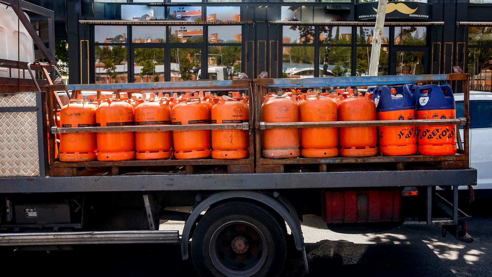 Imatge d'arxiu d'un camió carregat amb bombones de butà
