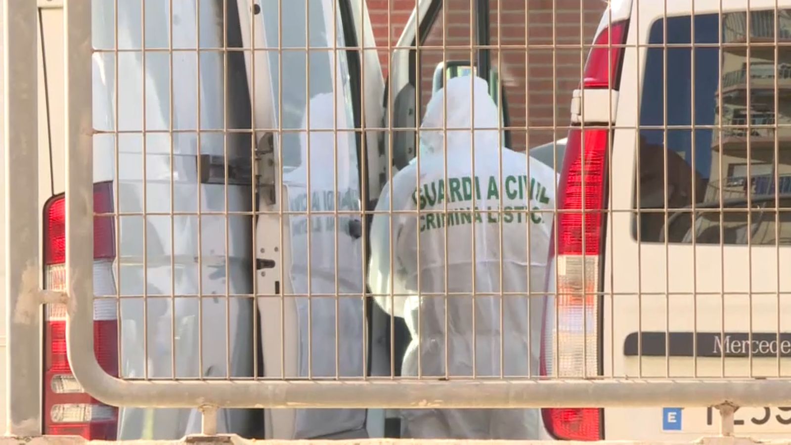 Un agent de la Guàrdia Civil en la caserna d'Almussafes