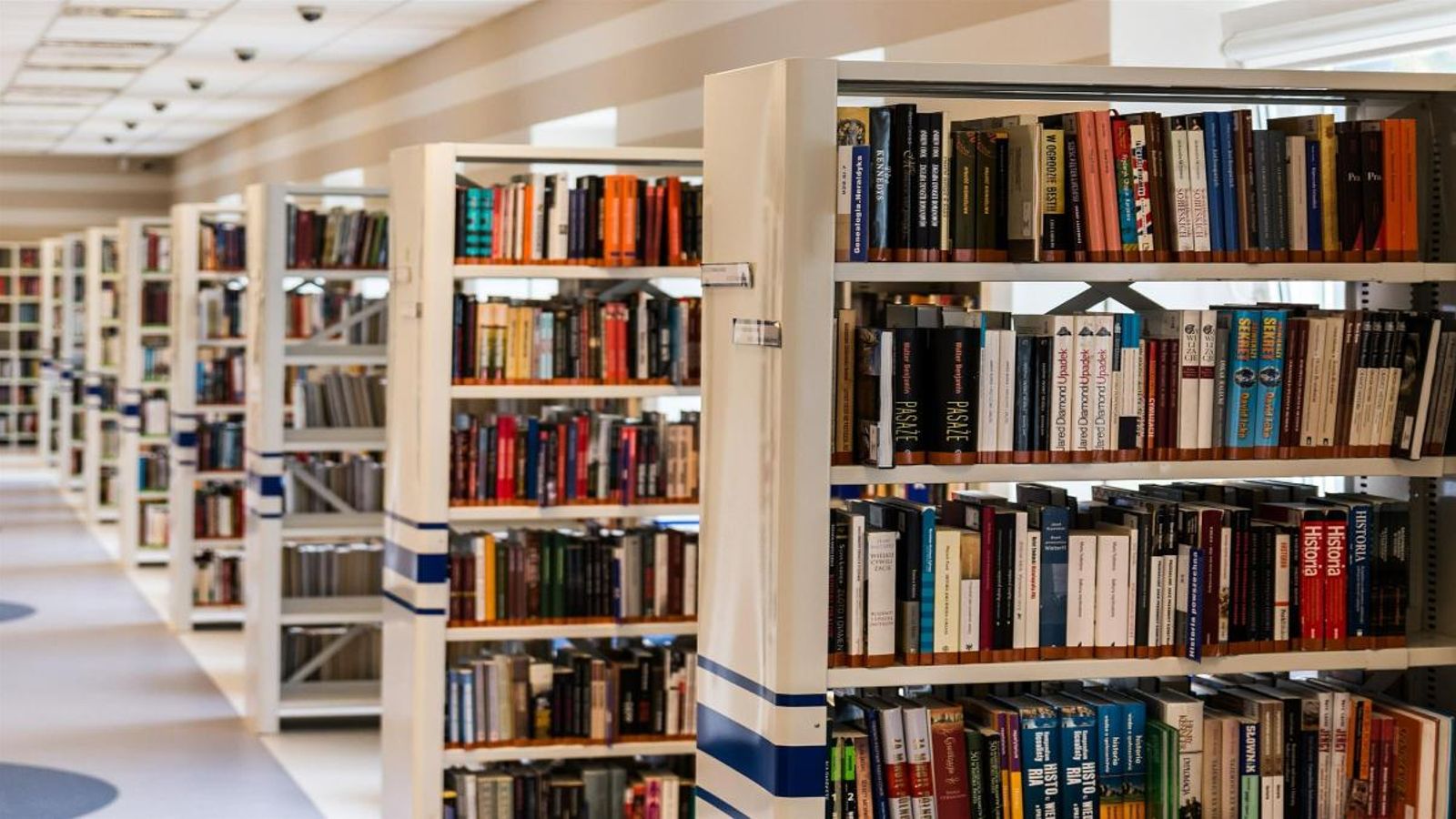 Imatge d'arxiu d'una biblioteca amb desenes de prestatgeries
