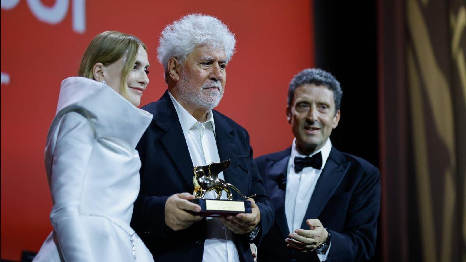 El director Pedro Almodóvar recull el Lleó d'Or a Venècia