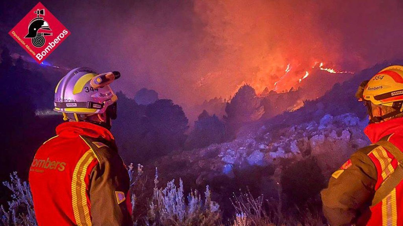 Dos dels vora vint bombers del Consorci d'Alacant que han treballat durant la nit en l'extinció de l'incendi