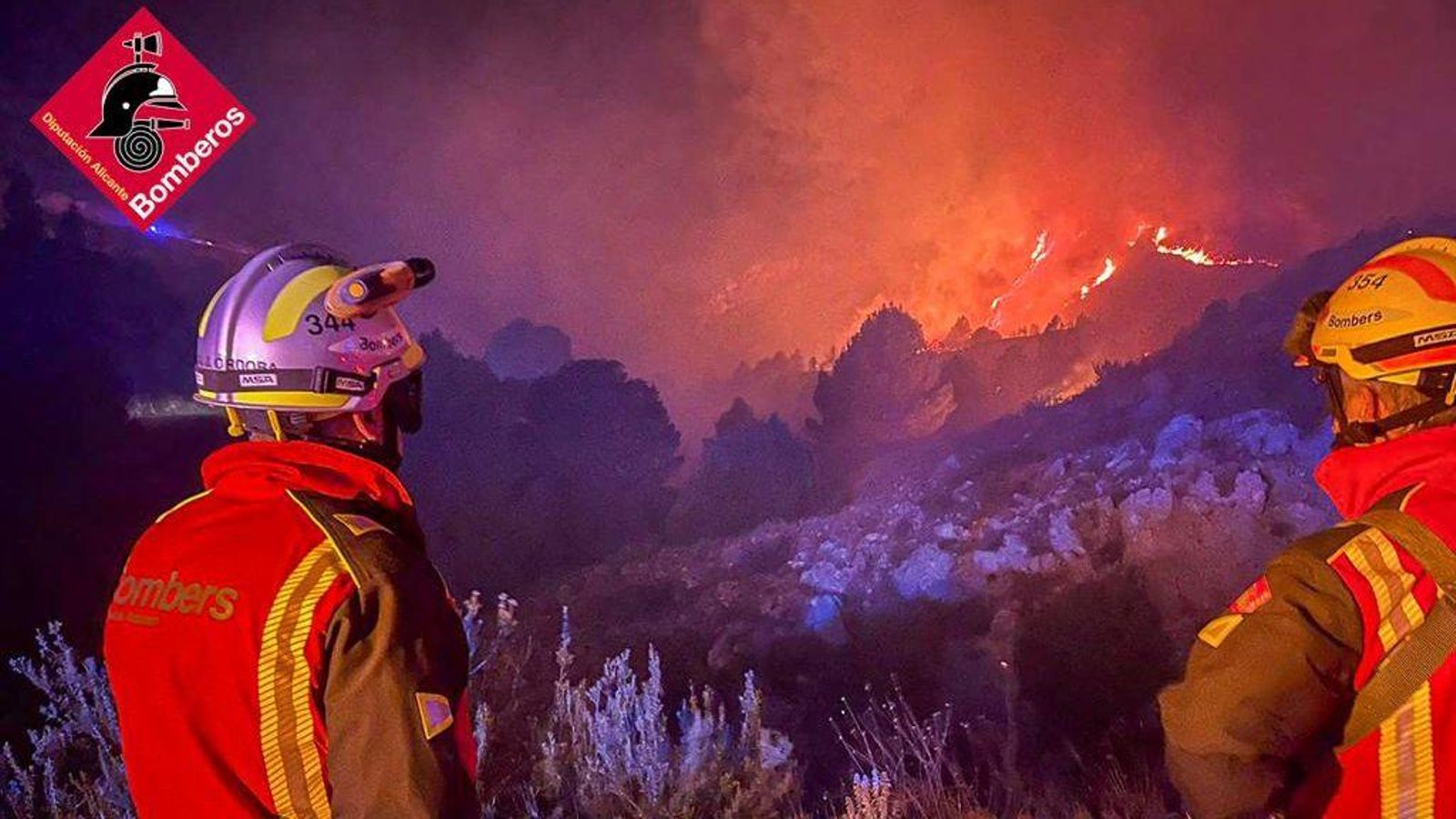 Dos dels vora vint bombers del Consorci d'Alacant que han treballat durant la nit en l'extinció de l'incendi