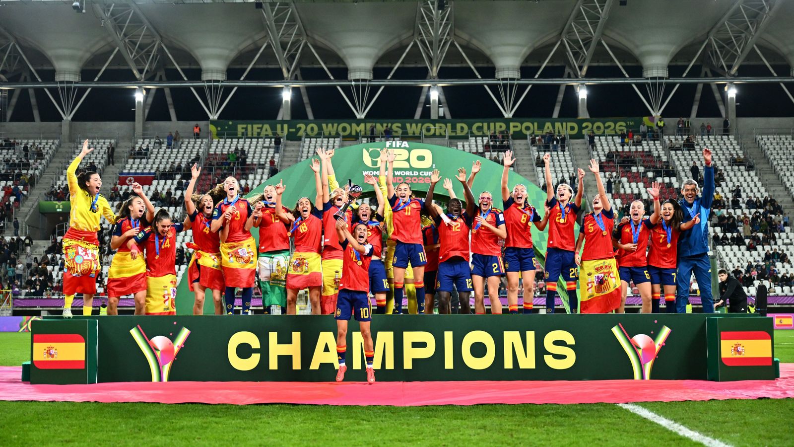 Les jugadores espanyoles, amb el trofeu de campiones