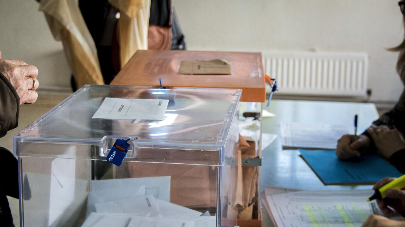 Una mesa electoral, en una imatge d'arxiu