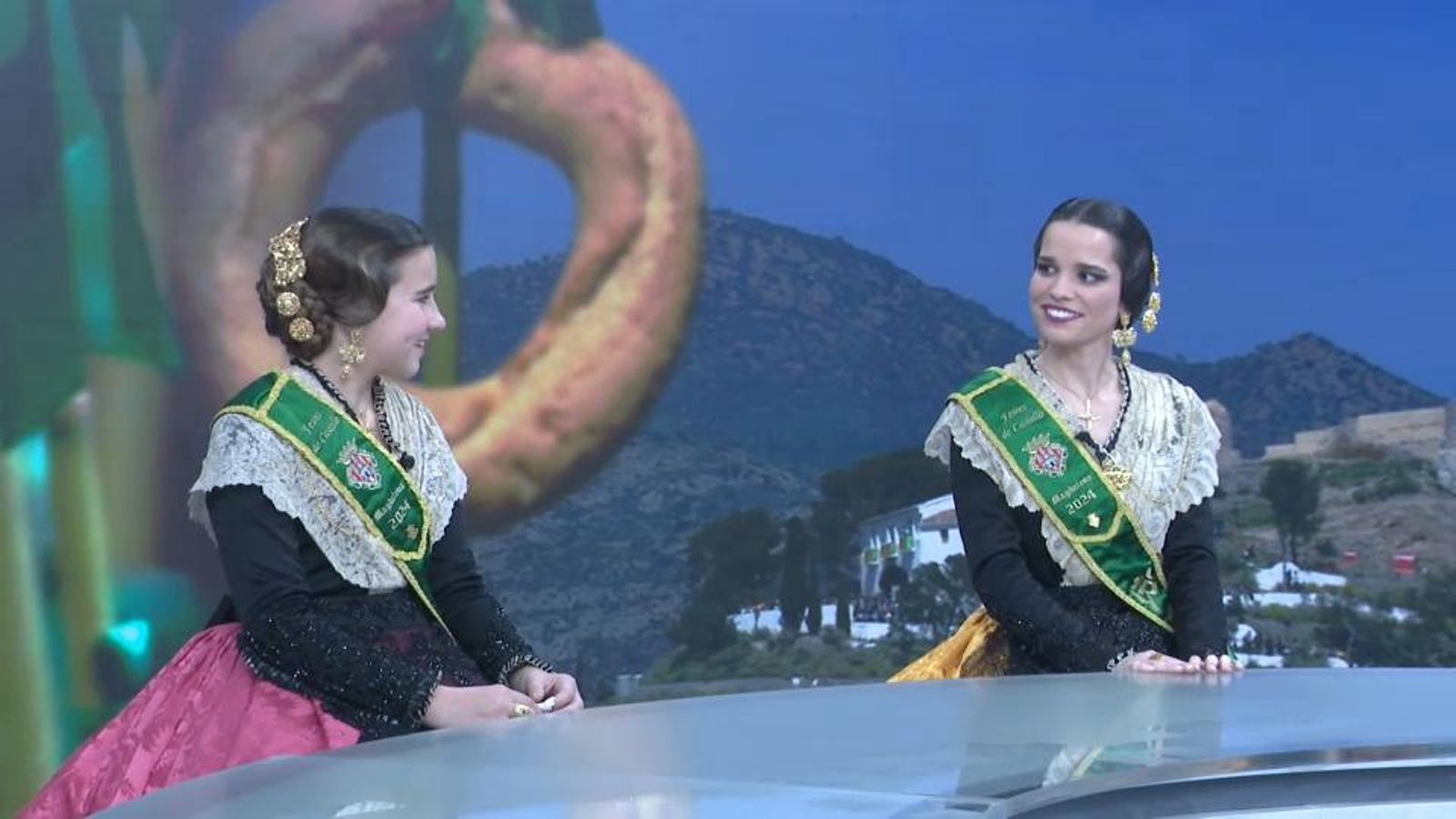 Les reines de les festes de Castelló visiten els estudis d'À Punt