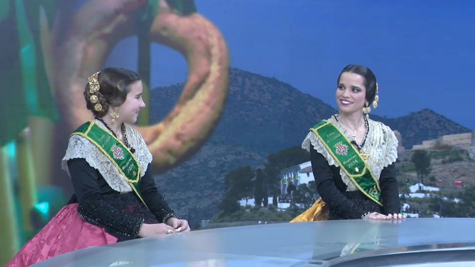 Les reines de les festes de Castelló visiten els estudis d'À Punt
