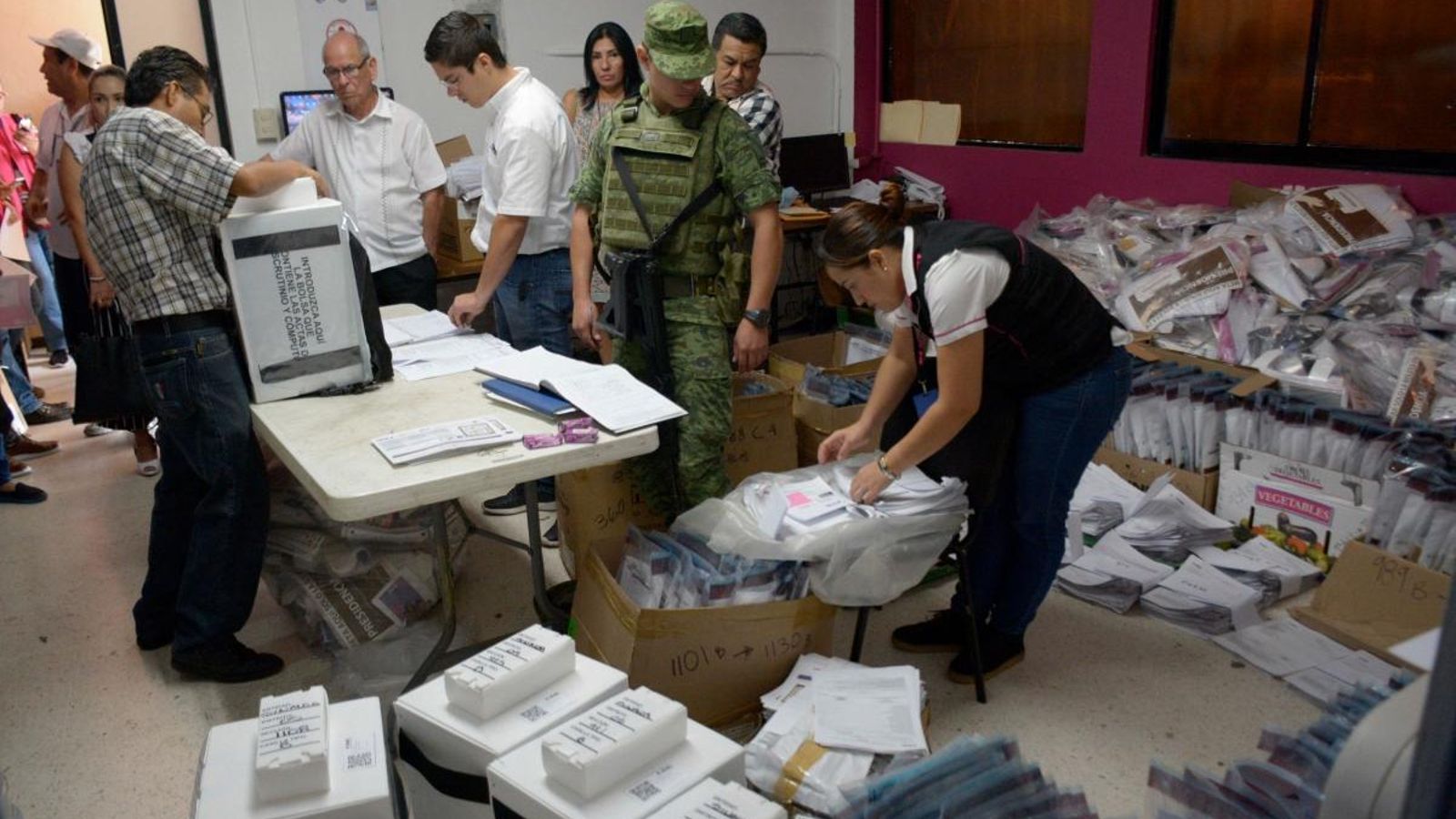 Fotografia del 28 de juny, que mostra una casella electoral custodiada per membres de l'exèrcit mexicà i ciutadans, en la ciutat de Culiacán (Sinaloa)