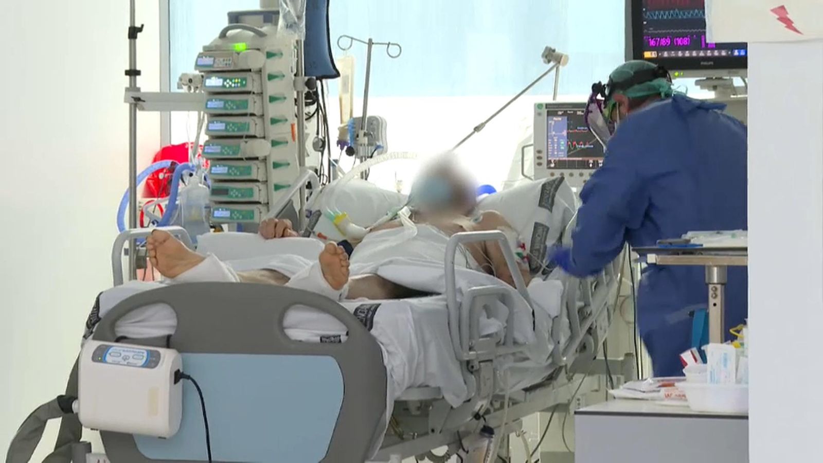 Un pacient és atés en una UCI