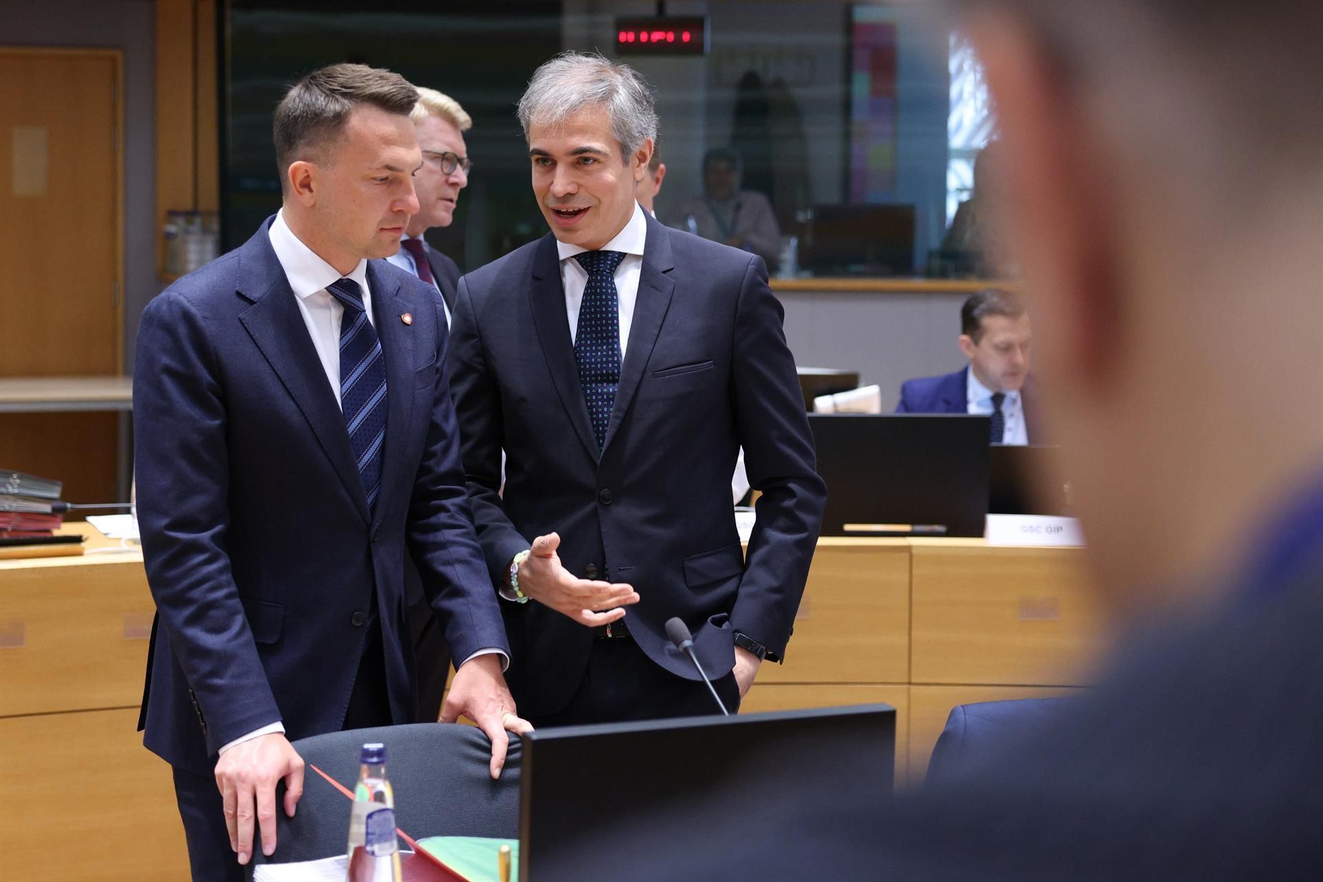 El ministre d'Afers Europeus de Polònia, Adam Szlapka, al costat del secretari d'Estat d'Espanya per a la UE, Fernando Sampedro, este dimarts a Brussel·les El ministre d'Assumptes Europeus de Polònia, Adam Szlapka, al costat del secretari d'Estat d'Espanya per a la UE, Fernando Sampedro, este dimarts a Brussel·les
