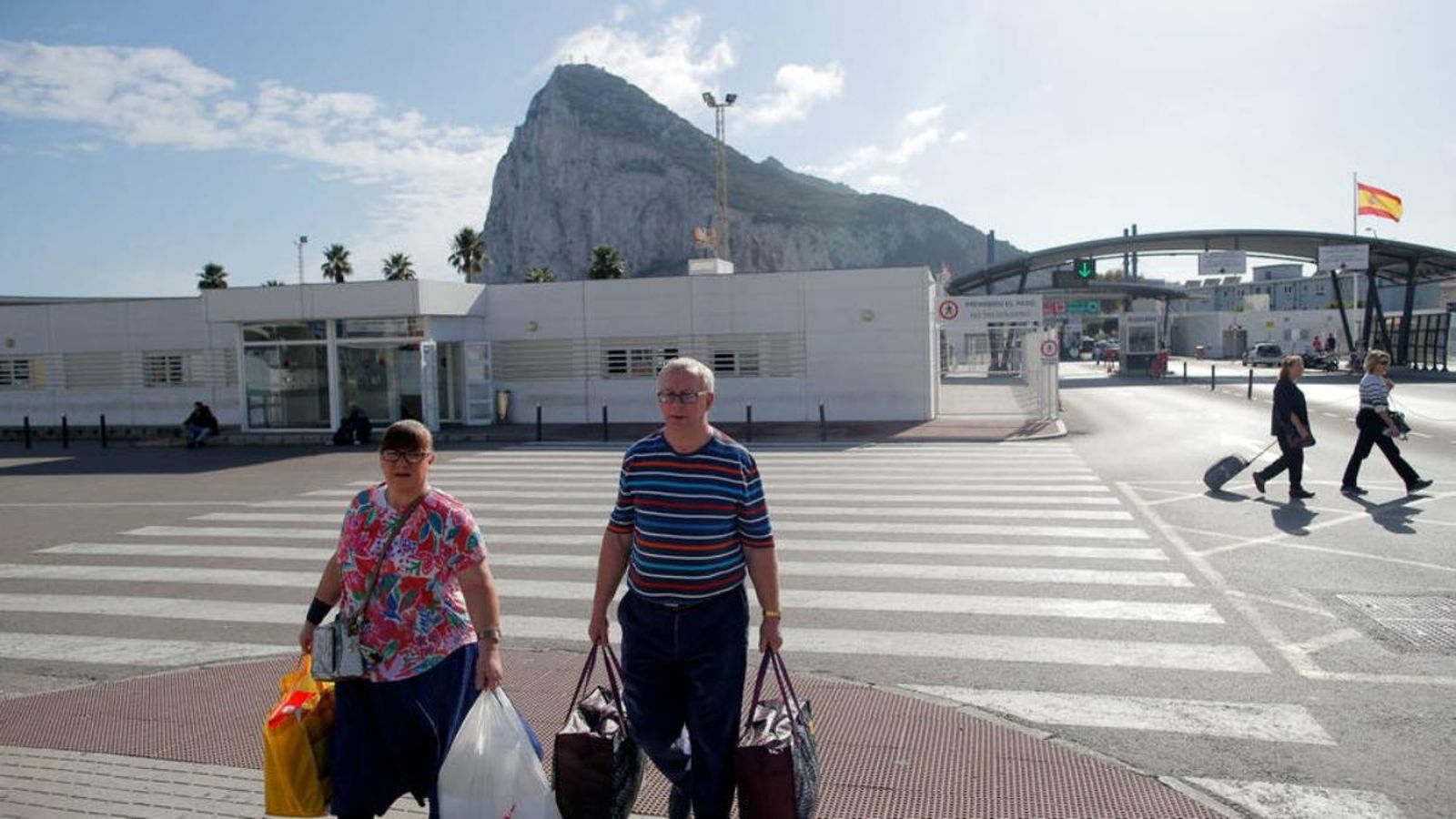 Dues persones travessen la frontera britànica de Gibraltar amb Espanya