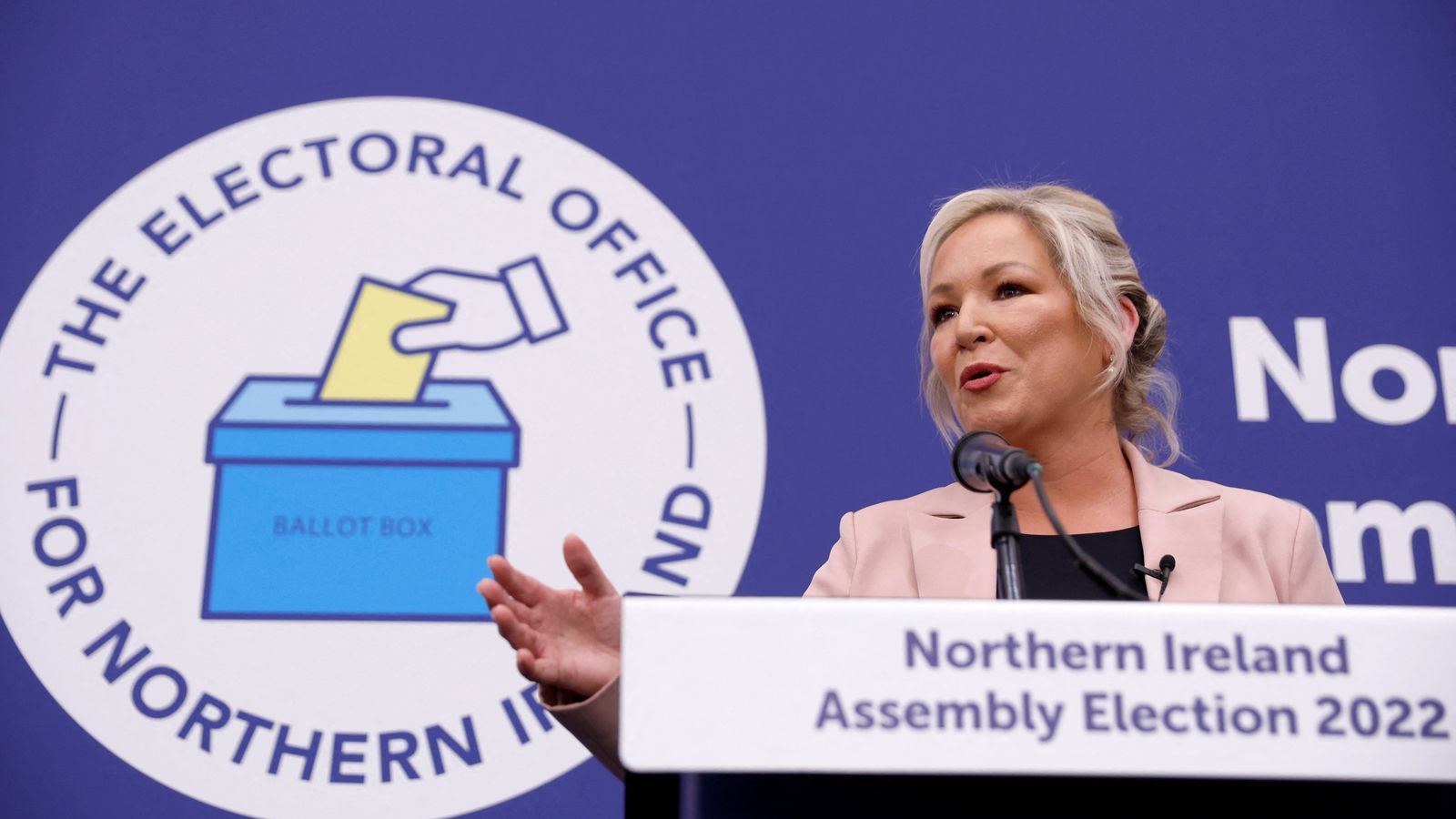 La líder del Sinn Fein a Irlanda del Nord, Michelle O'Neill, celebra la victòria