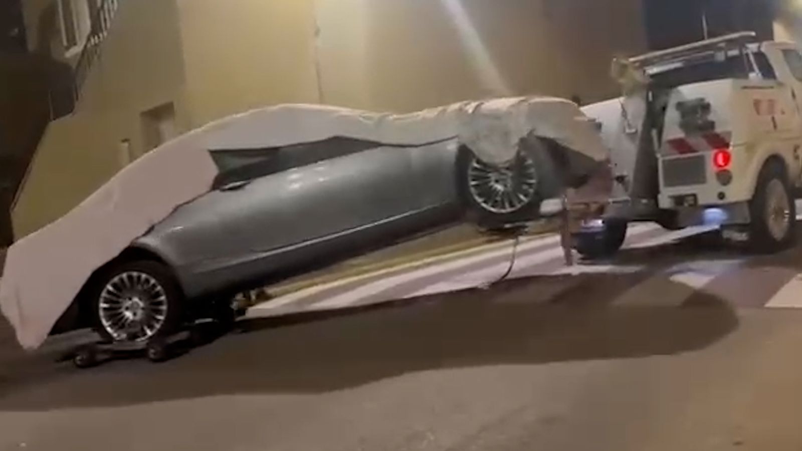 Imatges del moment en què la grua s'emporta el BMW que atropellà el xiquet a València