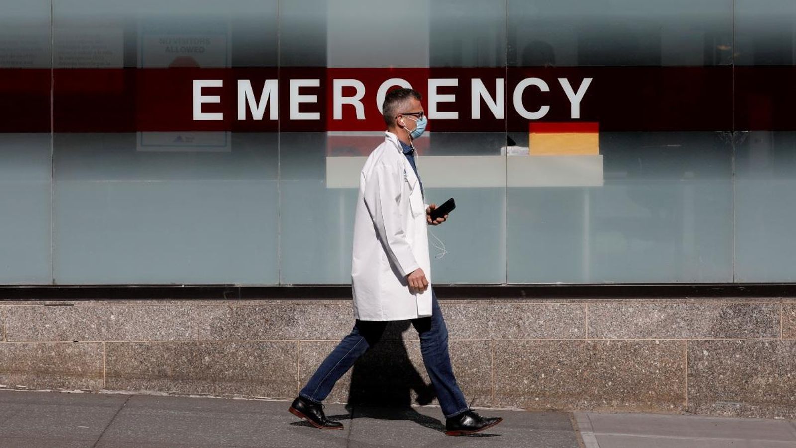 En imatge, un metge amb una màscara de protecció a l'hospital Mount Sinai de Nova York