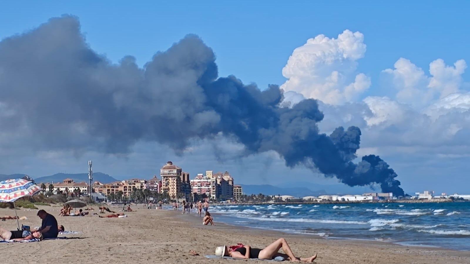 L'incendi industrial vist des de la platja L'incendi industrial vist des de la platja