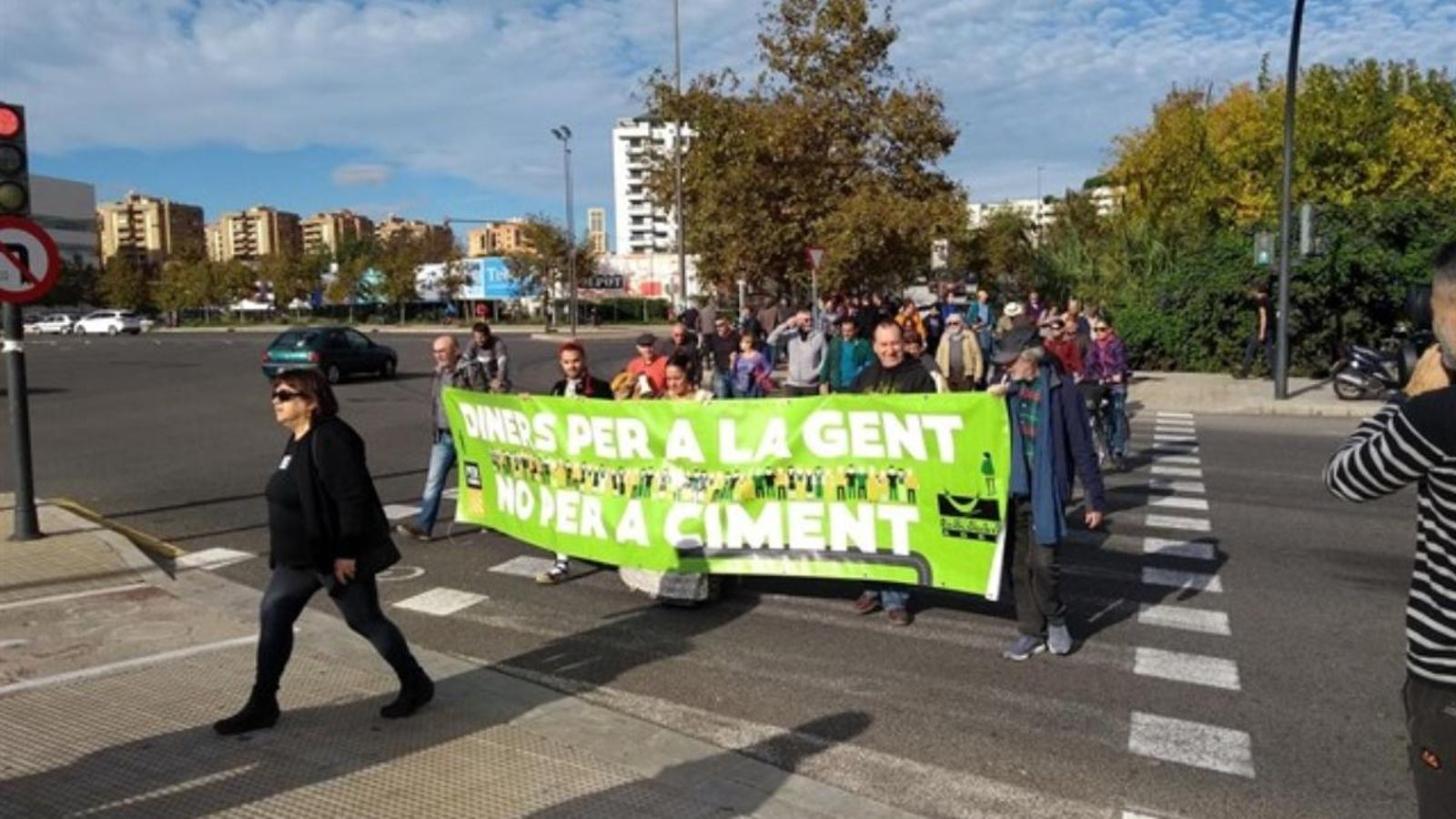 Manifestants de la plataforma Per l'Horta a l'entrada nord de València