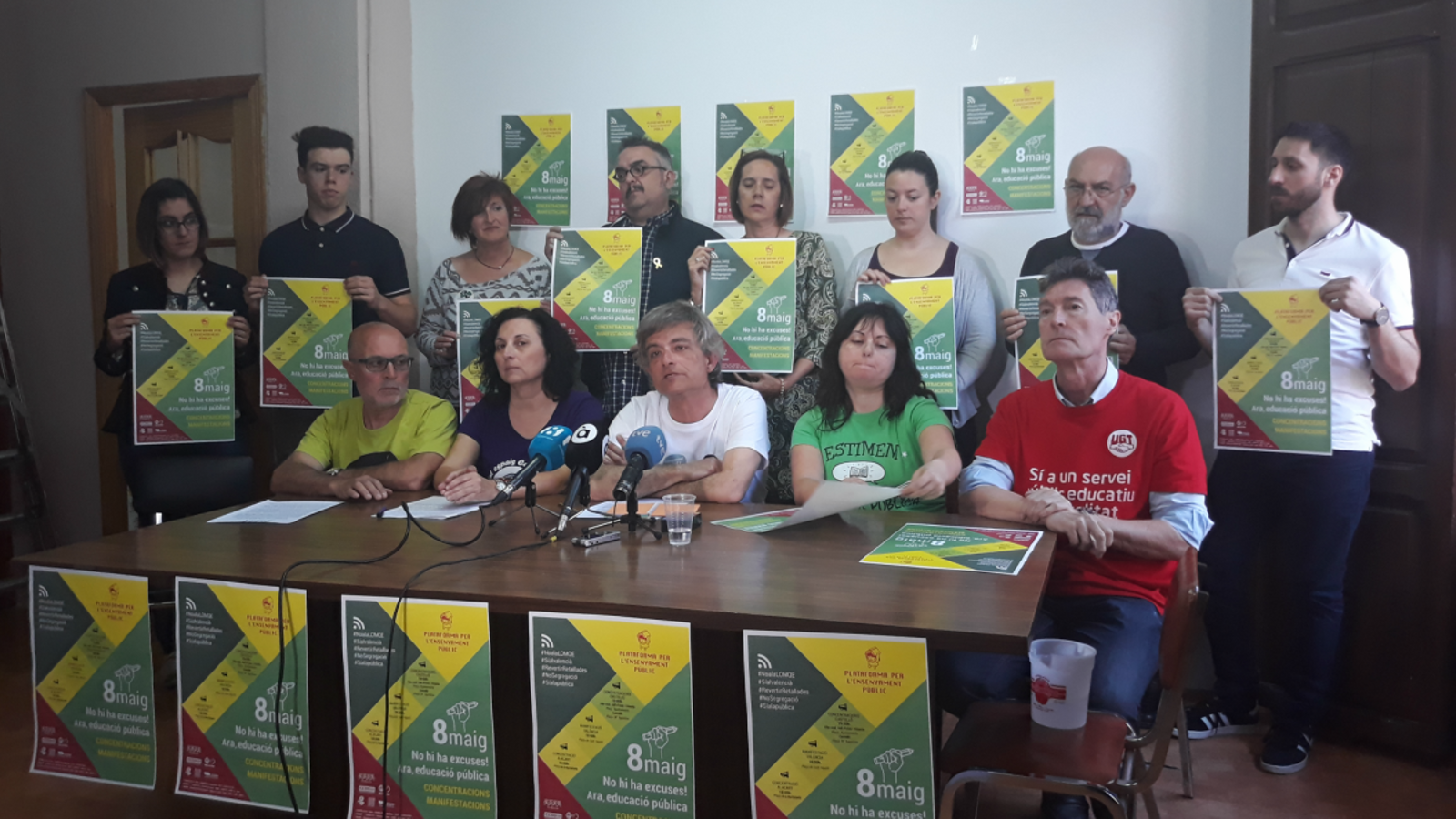 Membres de la plataforma, en la convocatòria de les mobilitzacions per al 8 de maig