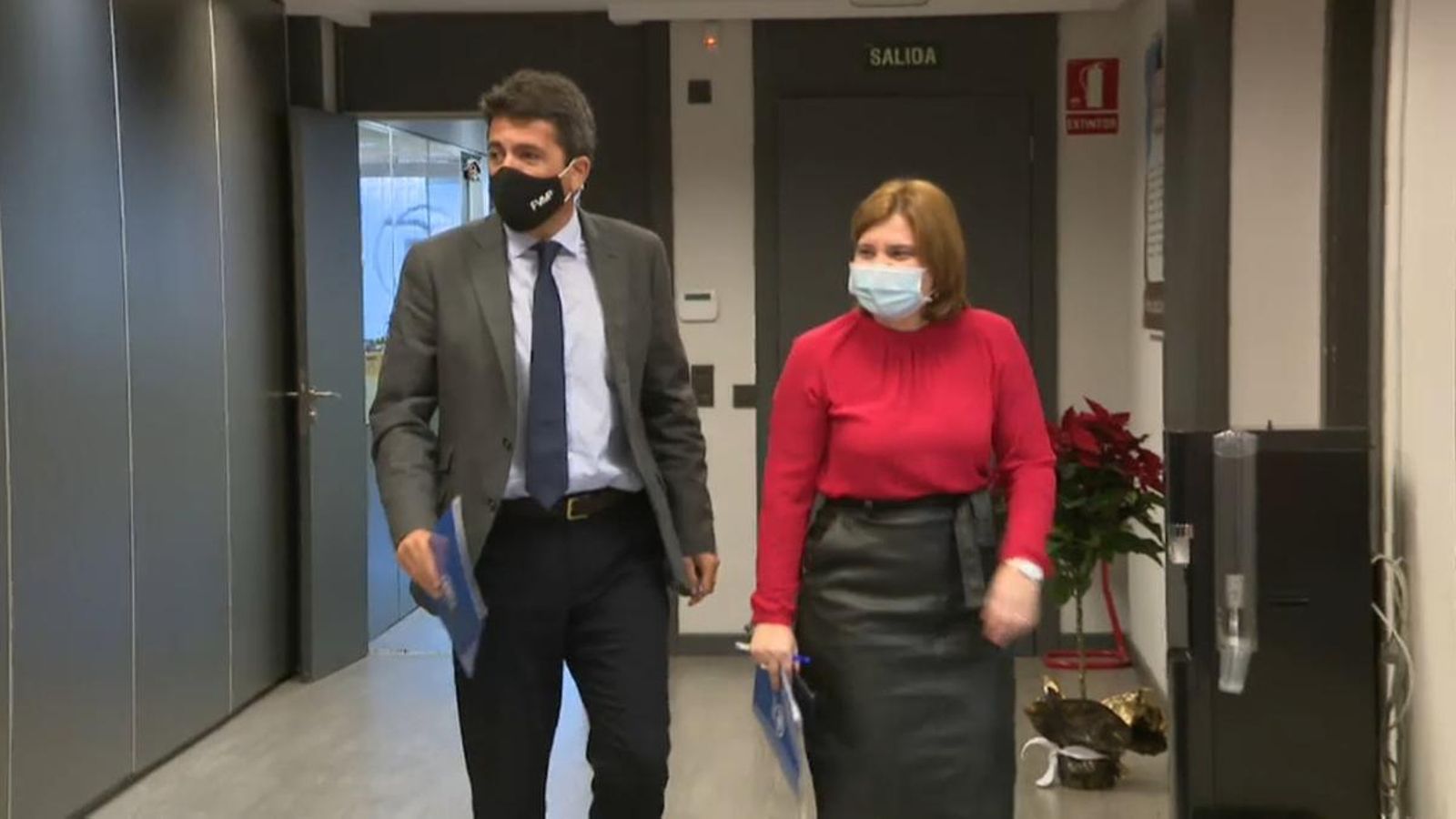 Bonig i Mazón entre a la sala on han oferit la roda de premsa aquest dijous