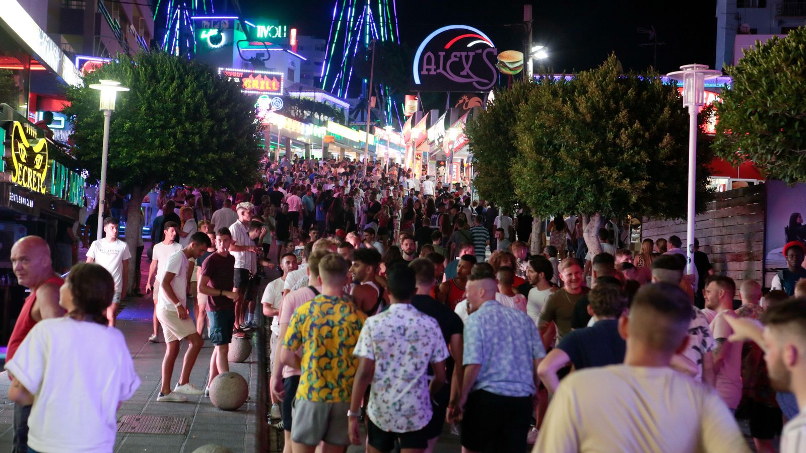 Sis dels huit detinguts van ser arrestats a la localitat mallorquina de Magaluf, on suposadament van violar una jove en l'habitació d'un hotel