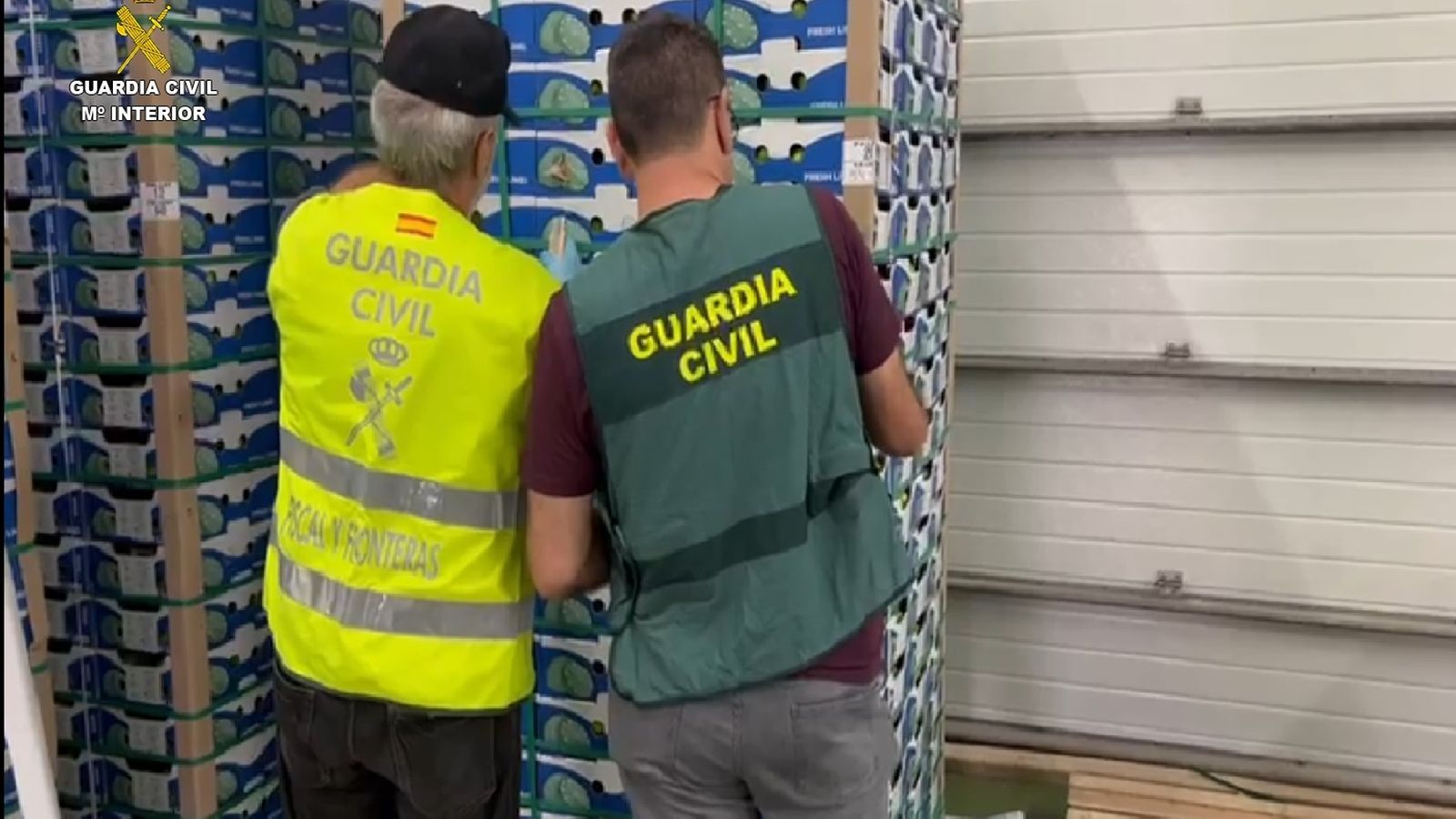Agents de la Guàrdia Civil inspeccionen el carregament interceptat