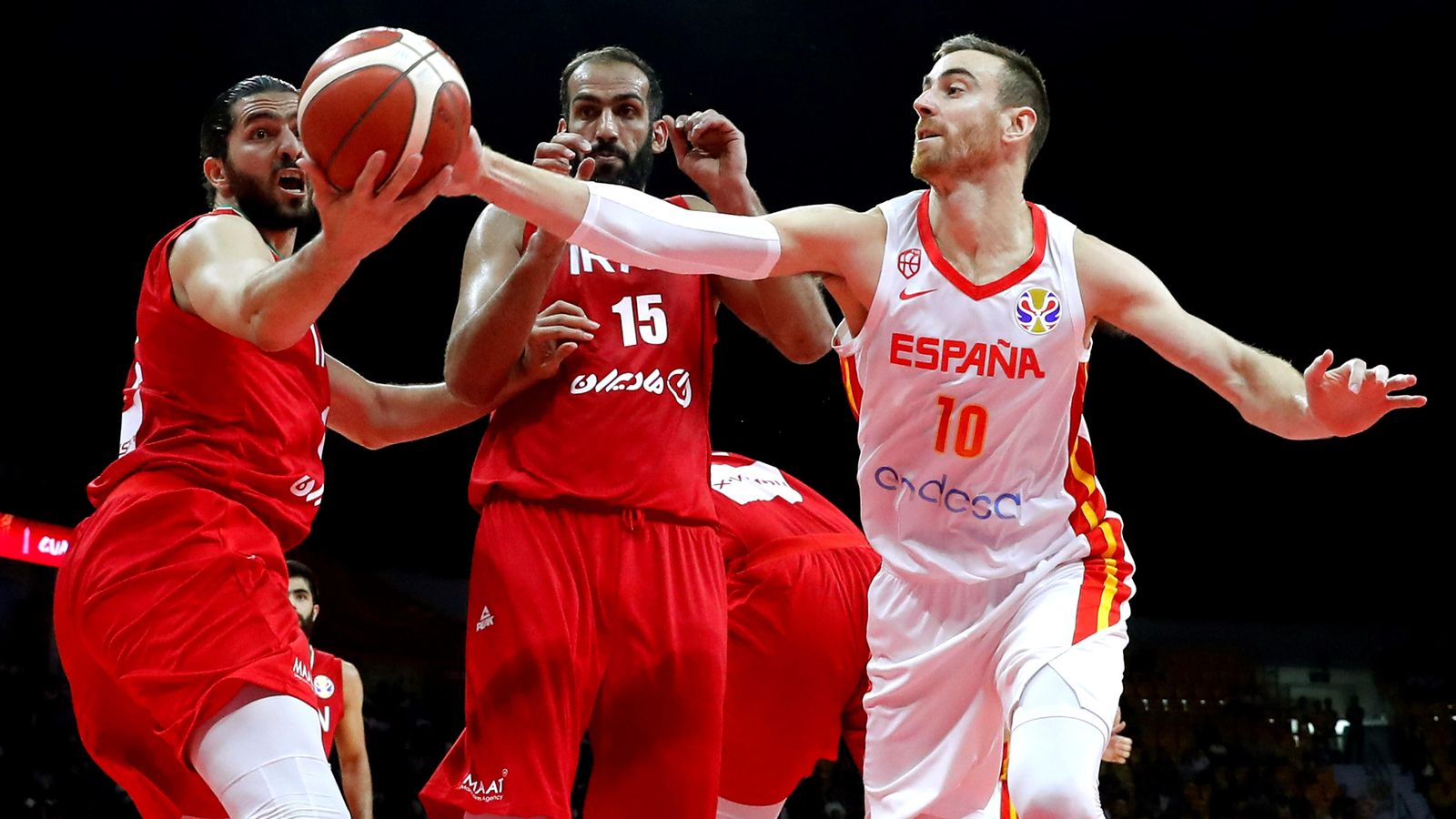 Víctor Claver lluita amb dos jugadors iranians pel baló. Víctor Claver lluita amb dos jugadors iranians pel baló.