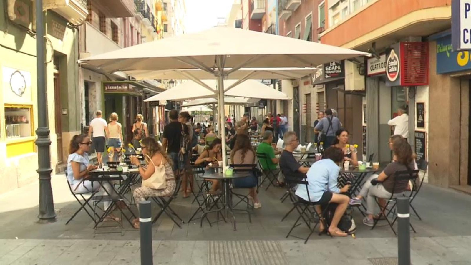 Els bars estan plens de gent des de primera hora del matí.